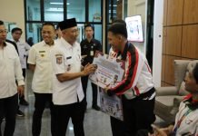 Gubernur Mirza Serahkan Bonus untuk Atlet Disabilitas Berprestasi di Peparnas XVII 2024