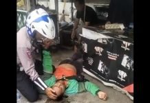 Satlantas Polresta Bandar Lampung Bantu Ojol yang Mendadak Pingsan di Jalan
