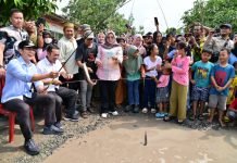 Ikut Mancing dan Bakar Lele di Jalan Rusak, Bupati Egi Janji Perbaiki Tahun Ini