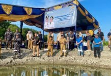 Wabup Syaiful Tanam Mangrove di Area Tambak PT Maju Tambak Sumur