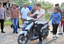 Tindak Lanjuti Keluhan Warga di Media Sosial, Bupati Egi Tinjau Jalan Rusak