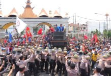 10 Polisi Terluka Saat Amankan Aksi Petani Singkong di Kantor Gubernur Lampung