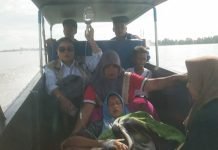 Gerak Cepat, Personel Polairud Evakuasi Warga Penderita Hipertensi ke RS di Palembang