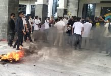Aksi Bakar Ban Warnai Tuntutan Warga Tanjung Batu di Kantor Bupati OKI
