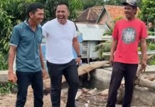 Tak Kenal Libur, Wabup OKI Tinjau Langsung Jalan Rusak di SP Padang dan Pampangan