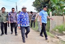Tinjau Jalan Rusak di Sabah Balau, Bupati Egi Tegaskan Komitmen Perbaiki Infrastruktur