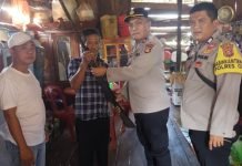 Seorang Petani Serahkan Senpira Peninggalan Belanda ke Kapolsek Lempuing Jaya