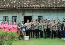 Sambut Hari Bhayangkara ke-79, Kapolres Tubaba dan Bhayangkari Salurkan Bansos ke Masyarakat