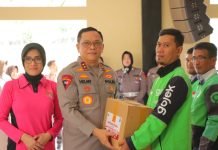 Polda Lampung Salurkan 300 Paket Sembako untuk Driver Ojek Online di Hari Bhayangkara ke-79