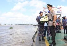 Polda Sumsel Kenang Jasa Pahlawan Maritim Lewat Upacara Tabur Bunga di Sungai Musi