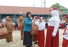 Pemdes Talang Bulang Salurkan Bantuan Seragam ke SDN 36 Talang Ubi