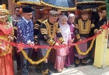 Hadiri Kenduri Sko Duo Desa Kemantan, Bupati Monadi Dianugerahi Gelar Adat