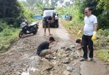 Turun Tangan Perbaiki Jalan, Anggota Dewan Deni Ribowo Bawa Batu dan Alat Berat
