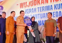 Bupati Muba Serahkan Kunci Rumah Relokasi, Warga Menangis Haru