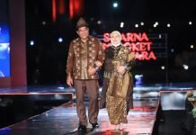 Tampil di Catwalk, Bupati HM Toha dan Istri Kenakan Songket Gambo Muba