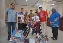 Aksi Viral Raihan Panjat Tiang Bendera, Gubernur Mirza Hadiahi Sepeda dan Tabungan