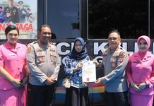 Ringankan Beban Warga, Kapolda Lampung Bagikan 50 Paket Sembako untuk Pekerja Informal