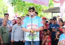 Bertabur Hadiah, Bupati Muba Saksikan Lomba Panjat Pinang Meriahkan HUT RI ke-80