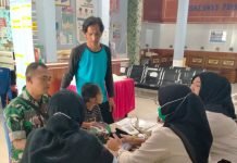 Babinsa Koramil Tanjung Batu Dampingi Anak Sekolah dengan Kendala Pendengaran dan Bicara