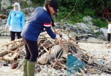 Gotong Royong Bersih Pantai Minang Rua, Zita Anjani Tegaskan Komitmen Jaga Wisata Lampung Selatan