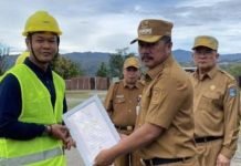 Bupati Monadi Serahkan Sertifikat Kompetensi kepada 116 Pekerja Konstruksi