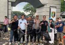 TNI-Polri dan Mahasiswa Kompak Bersihkan Sampah Usai Unjuk Rasa di DPRD Lampung