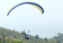 Zita Anjani Jajal Paralayang di Batu Alif, Potensi Wisata Baru Lampung Selatan