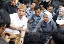 Potret Pemimpin Merakyat: Duduk di Aspal, Bupati Egi Serap Aspirasi Warga