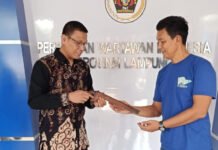 Berikan Badik Pagardewa kepada Ketua PWI Lampung, Kanjeng Andy Achmad: Tolong Lestarikan!