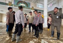 Kapolri Tinjau Pembersihan SD dan Masjid Terdampak Bencana di Aceh Tamiang