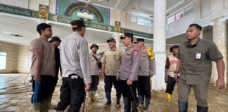 Kapolri Tinjau Pembersihan SD dan Masjid Terdampak Bencana di Aceh Tamiang