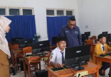 Dukung Pendidikan Berkualitas, PLN Salurkan Bantuan Fasilitas Komputer ke SMP Muhammadiyah 2 Pagelaran