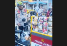 ‘Ngupi Pai Puakhi’, Cara Unik Polisi Pelabuhan Bakauheni Sapa Penumpang Kapal