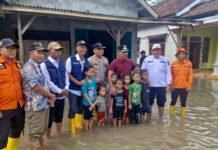 Kapolsek Lempuing Tinjau Lokasi Banjir di Desa Tugumulyo