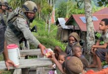 Patroli Humanis Satgas Ops Damai Cartenz di Kampung Apom Kiwirok Pererat Kedekatan dengan Warga