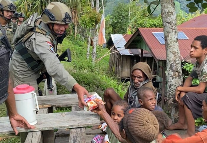 Patroli Humanis Satgas Ops Damai Cartenz di Kampung Apom Kiwirok Pererat Kedekatan dengan Warga