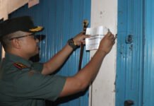 Sinergi Forkopimda, Dandim 0402/OKI-OI Turun Langsung Pasang Stiker Penunggakan di Pasar Kayuagung