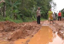Warga Talang Buluh Harap Pemerintah Segera Perbaiki Jalan Rusak Berlumpur