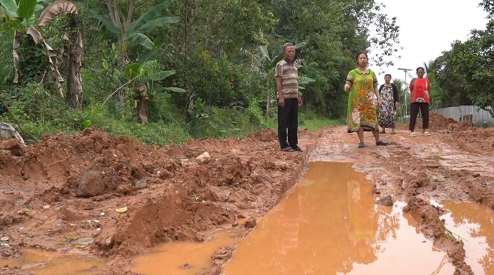 Warga Talang Buluh Harap Pemerintah Segera Perbaiki Jalan Rusak Berlumpur