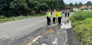 Satlantas Polres OKI Dampingi Ditlantas Polda Sumsel Cek Kondisi Jalintim Kayuagung