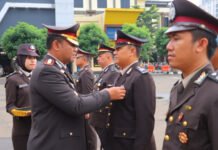 57 Personel Polresta Bandar Lampung Terima Tanda Kehormatan Satya Lencana