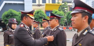 57 Personel Polresta Bandar Lampung Terima Tanda Kehormatan Satya Lencana