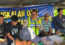 Duduk Bareng, Kasat Lantas Polres OKI Edukasi Tukang Ojek Soal Keselamatan Berkendara