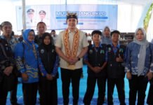 Berani Sampaikan Aspirasi di Musrenbang, Tiga Siswa SMPN Satap 2 Kalianda Terima Tabungan Pendidikan dari Bupati Egi
