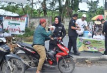 Pererat Silaturahmi, Bidhumas Polda Lampung Bagikan Takjil Gratis di Jalan Sultan Agung