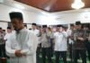 Pererat Silaturahmi dan Spiritualitas Personel, Kapolda Sumsel Sholat Tarawih di Masjid Al Faruq Polres OKI