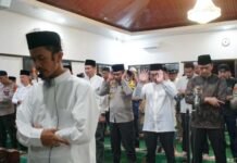 Pererat Silaturahmi dan Spiritualitas Personel, Kapolda Sumsel Sholat Tarawih di Masjid Al Faruq Polres OKI