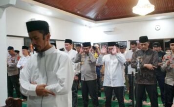 Pererat Silaturahmi dan Spiritualitas Personel, Kapolda Sumsel Sholat Tarawih di Masjid Al Faruq Polres OKI