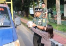 Hangatkan Ramadan, Kodim 0402/OKI–OI Bersama Persit Bagikan Takjil Gratis untuk Warga