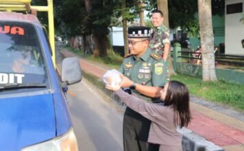 Hangatkan Ramadan, Kodim 0402/OKI–OI Bersama Persit Bagikan Takjil Gratis untuk Warga